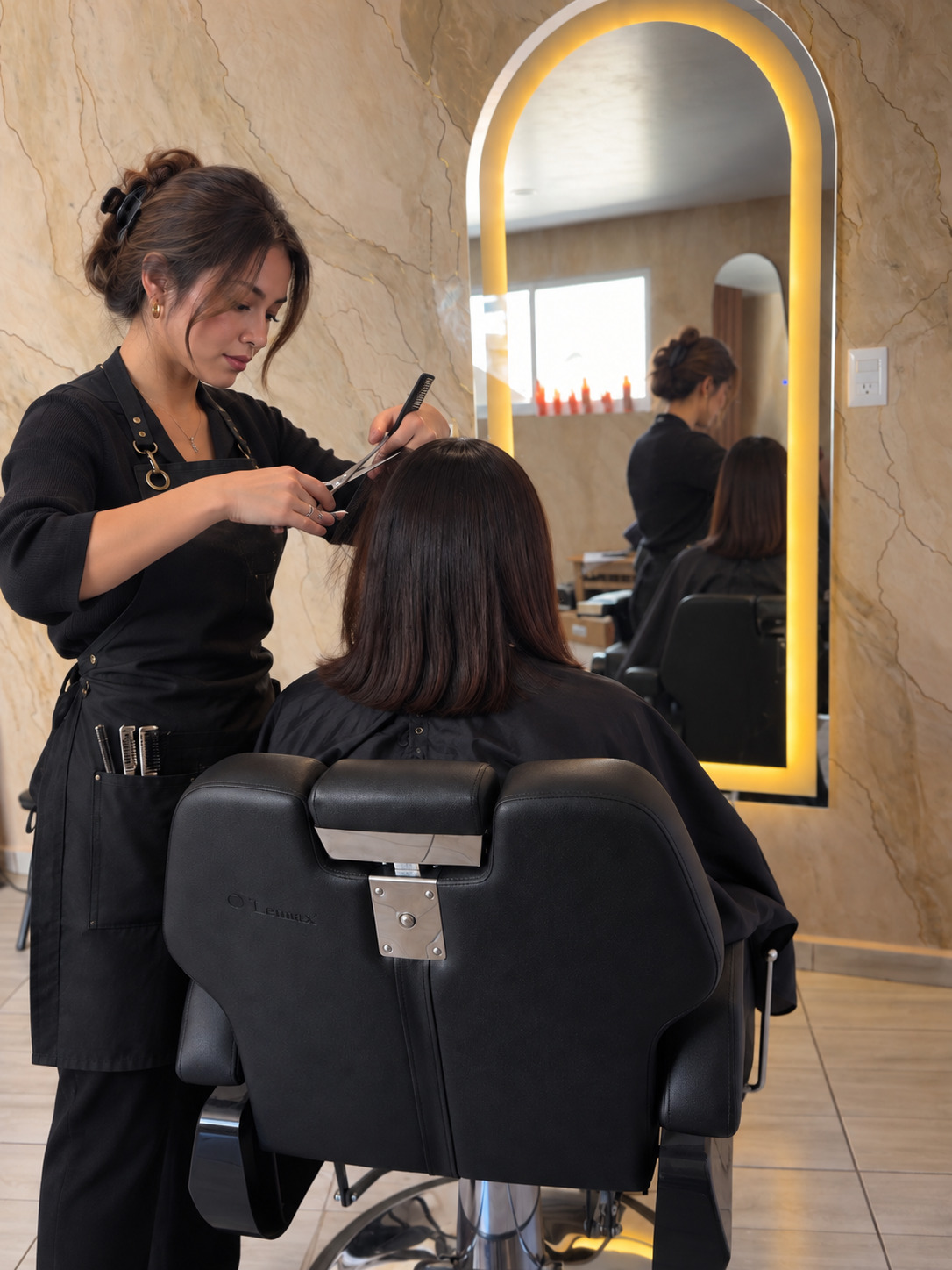 Estilista trabajando en el cabello de una clienta